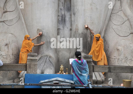 Jain priests performing religious rituals to Bahubali, Gomateshwara, Vindhyagiri Hill, Shravanbelgola, Karnataka, India Stock Photo