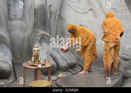 Jain priests performing religious rituals to Bahubali, Gomateshwara, Vindhyagiri Hill, Shravanbelgola, Karnataka, India Stock Photo