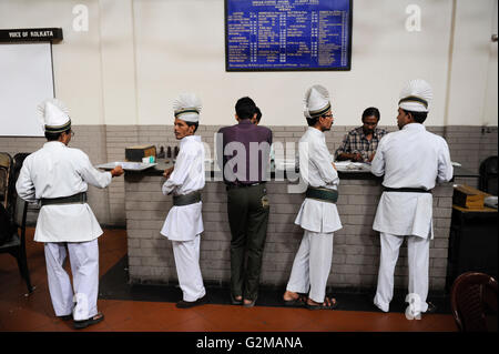 INDIA Westbengal Calcutta Kolkata, Indian Coffee House near University, waiter in white uniform / INDIEN Westbengalen Megacity Kolkata Kalkutta, Indian Coffee House im Uni Viertel, Kelnner in weisser Uniform Stock Photo