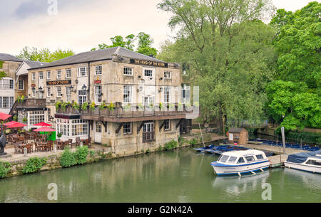 OXFORD CITY  HEAD OF THE RIVER PUBLIC HOUSE ON THE RIVER THAMES FROM FOLLY BRIDGE Stock Photo
