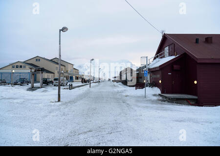 Longyearbyen im Winter Spitzbergen Norwegen Longyearbyen in winter Svalbard Spitsbergen Norway Stock Photo