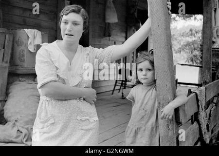 Sharecropper's Wife and Child, Ozark Mountains, Arkansas, USA, Arthur Rothstein for Farm Security Administration (FSA), August 1935 Stock Photo