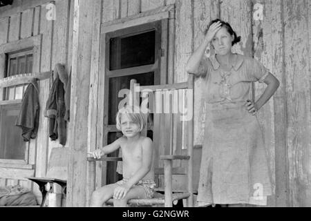 Wife and Child of Sharecropper, Stortz Cotton Plantation, Pulaski County, Arkansas, USA, Arthur Rothstein for Farm Security Administration (FSA), August 1935 Stock Photo