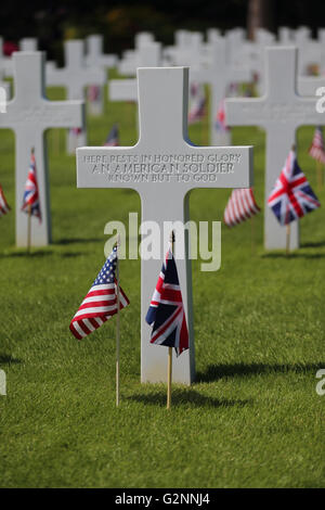 2016 American Memorial Service at Brookwood Military Cemetery UK -  'An American Soldier Known But To God' headstone Stock Photo