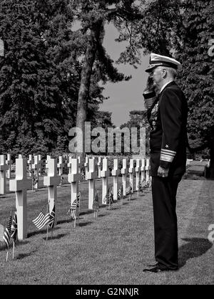 2016 American Memorial Service Brookwood Military Cemetery UK VADM James G. Foggo III Commander US 6th Fleet salutes the fallen Stock Photo