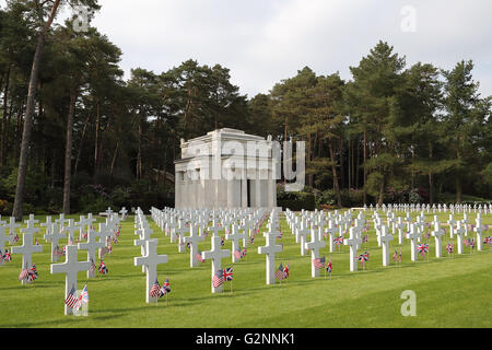 2016 American Memorial Service at Brookwood Military Cemetery UK with graves near the Chapel decorated with flags Stock Photo