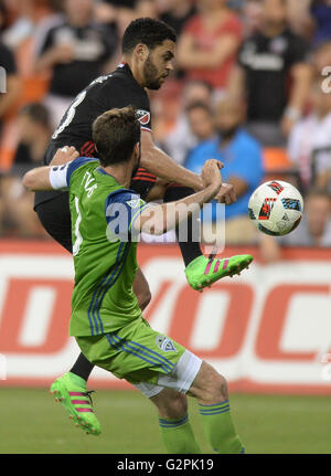 Washington, DC, USA. 1st June, 2016. 20160601 - D.C. United midfielder LAMAR NEAGLE (13) elevates to pass the ball against Seattle Sounders FC defender BRAD EVANS (3) in the first half at RFK Stadium in Washingto. Credit:  Chuck Myers/ZUMA Wire/Alamy Live News