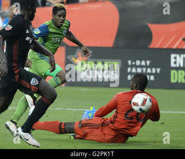 Washington, DC, USA. 1st June, 2016. 20160601 - Seattle Sounders FC defender JOEVIN JONES (33), back, scores past D.C. United goalkeeper BILL HAMID (28) and D.C. United defender KOFI OPARE (6), left, in the second half at RFK Stadium in Washington. Credit:  Chuck Myers/ZUMA Wire/Alamy Live News Stock Photo