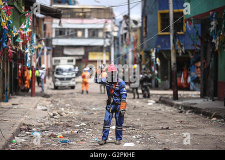 Bogota, Colombia. 1st June, 2016. A man works in the Bronx street in Bogota, Colombia, on June 1, 2016. According to local press, on May 28, members of the security forces carried out an operation in the Bronx street to dismantle and break up organized gangs of drug trafficking, as well as prostitution and kidnapping gangs. Credit:  Jhon Paz/Xinhua/Alamy Live News Stock Photo