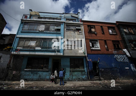 Bogota, Colombia. 1st June, 2016. People walk in the Bronx street in Bogota, Colombia, on June 1, 2016. According to local press, on May 28, members of the security forces carried out an operation in the Bronx street to dismantle and break up organized gangs of drug trafficking, as well as prostitution and kidnapping gangs. Credit:  Jhon Paz/Xinhua/Alamy Live News Stock Photo