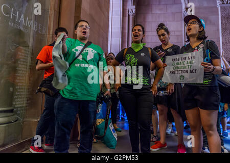 Albany, New York, USA. 01st June, 2016. Demanding good jobs, healthier communities, and frontline justice with 100% clean, renewable energy, hundreds of New Yorkers converged on the State Capitol on Wednesday to call on Governor Cuomo and state lawmakers to support the NYS Climate & Community Protection Act (A.10342) – the nation's strongest climate protection bill. Credit:  PACIFIC PRESS/Alamy Live News Stock Photo