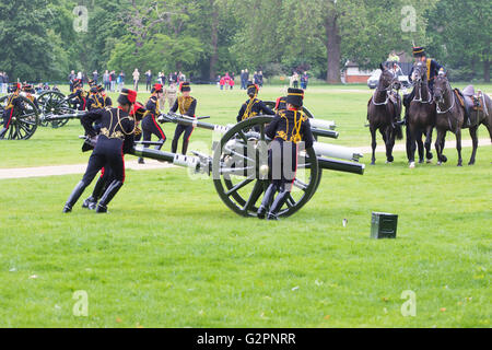 Hyde Park, London, June 2nd 2016. Soldiers and guns of the King's Troop Royal Horse Artillery fire a 41 round Royal Salute to mark the 63rd anniversary of the coronation of Britain's Monarch HM Queen Elizabeth II. PICTURED: The guns, drawn in by mounted troops are positioned. Credit:  Paul Davey/Alamy Live News Stock Photo