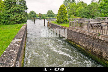 OXFORD CITY PART OF IFFLEY LOCK ON THE RIVER THAMES IN SPRINGTIME Stock Photo