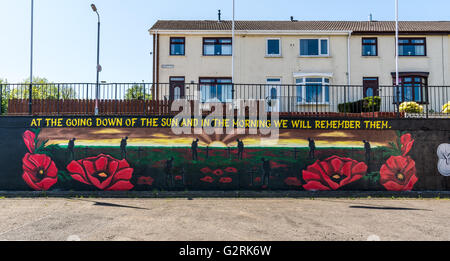 'At the going down of the sun and in the morning we will remember them' quotation on Loyalist mural on Ballyduff estate. Stock Photo