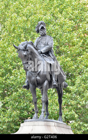 London, England, UK. Statue (by Adrian Jones, 1905) of Prince George, 2nd Duke of Cambridge (1819-1904) in Whitehall. Stock Photo