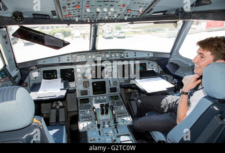 AIRBUS A320 FLIGHTDECK  Instrumentation on the flight deck of a Airbus A320 passenger shorthaul jet aircraft Stock Photo