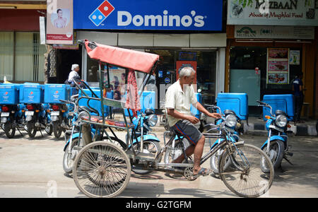 Rickshaw driver front on the Domino's Stock Photo
