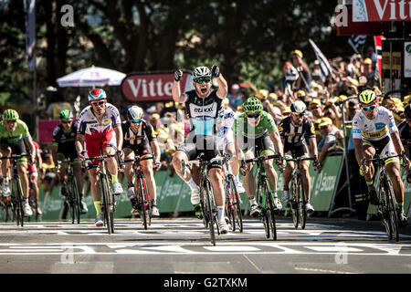 08.07.2015 Fougeres, France. Mark Cavendish celebrates winning stage 7 of the Tour de France Livarot to Fougeres. Stock Photo