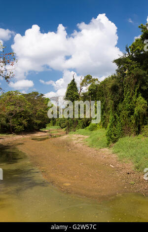 Sri Lanka, Uva Province, Moneragala, Buduruwagala, ancient Buddhist temple complex, lake Stock Photo
