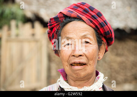 Black Lisu ethnic minority woman. near Fulong. Nujiang Prefecture Stock ...