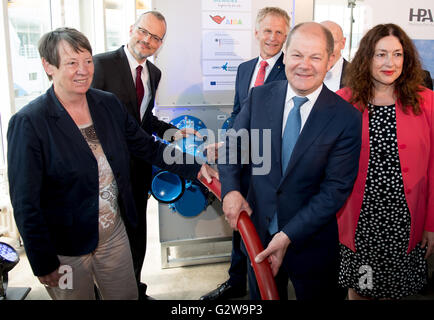 Hamburg, Germany. 3rd June, 2016. Barbara Hendricks, Minister for Environmental Affairs (SPD, l-r), Andreas Boschen, Director of the Connecting Europea Facilty, Jens Meier, head of the Hamburg Port-Authority, Olaf Scholz, Mayor of Hamburg (SPD), and Monika Griefahn, Director of Environment and Society at Aida Cruises, inaugurate the onshore power supply at the cruise terminal Altona in Hamburg, Germany, 3 June 2016. Cruise ships can now receive power onshore in Hamburg. PHOTO: AXEL HEIMKEN/dpa/Alamy Live News Stock Photo