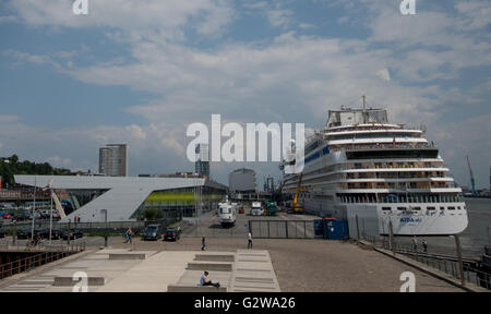 Hamburg, Germany. 3rd June, 2016. The cruise ship 'AidaSol' docking at the cruise terminal Altona in Hamburg, Germany, 3 June 2016. Cruise ships can now receive power onshore in Hamburg. PHOTO: AXEL HEIMKEN/dpa/Alamy Live News Stock Photo