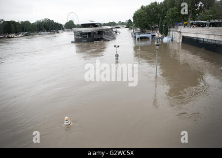 Paris, France. 03rd June, 2016. Flood of the Seine in Paris - Spring 2016 - Stock Photo