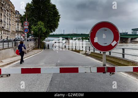 Paris, France. 03rd June, 2016. Seine river water flooding after major rainfalls. Closed road. Credit:  Guillaume Louyot/Alamy Live News Stock Photo