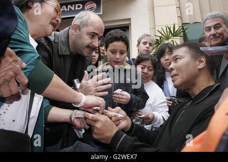 File. 3rd June, 2016. MUHAMMAD ALI, the three time heavyweight boxing champion, has died at the age of 74. He had been fighting a respiratory illness. Pictured: Dec 26, 2004; Los Angeles, CA, USA; Former champion boxer MUHAMMAD ALI signs autographs for his supporters at a shopping Mall on Dec. 26, 2004 in Los Angeles, California. © Ringo Chiu/ZUMAPRESS.com/Alamy Live News Credit:  ZUMA Press, Inc./Alamy Live News Stock Photo