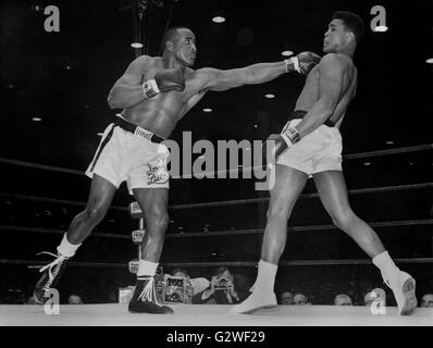 Cassius Clay (r) avoids Charles 'Sonny' Liston's left during the heavyweight fight on 25 February 1964 in Florida. Liston lost the fight by knock-out. | usage worldwide Stock Photo