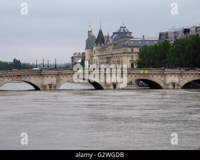 Paris, France. 03rd June, 2016. Pont Neuf, flood of the Seine river, June 3, 2016, Paris, France Credit:  claude thibault/Alamy Live News Stock Photo