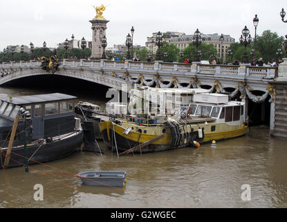 Paris, France. 03rd June, 2016. Pont Alexandre III, flood of the Seine river, June 3, 2016, Paris, France Credit:  claude thibault/Alamy Live News Stock Photo