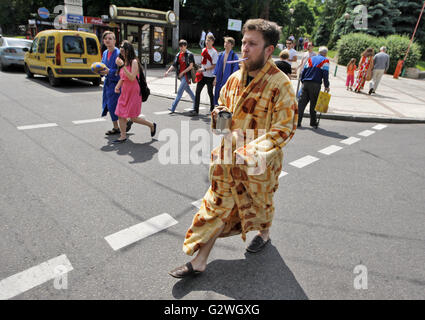 Kiev, Ukraine. 4th June, 2016. A man dressed in a bathrobe and slippers crossing the street, in Kiev, Ukraine, 04 June, 2016, as he takes a part in ''Flashmob in pajamas''. Youth dressed in various home clothes, such as pajamas, bathrobes and others, walking in downtown Kiev Credit:  Serg Glovny/ZUMA Wire/Alamy Live News Stock Photo