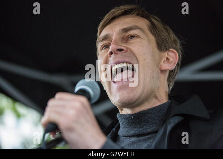 London, UK. 4th October, 2014. Seumas Milne addresses a 'Stop The Bombing of Iraq: Don't Attack Syria' rally outside Downing St. Stock Photo