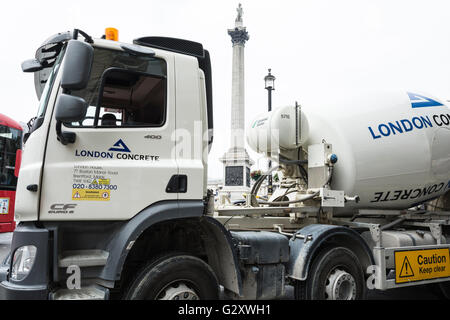 A cement mixer passes in front of Nelson's column in Trafalgar Square, London, UK Stock Photo