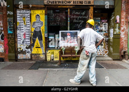 New York, USA. 4th June, 2016. Memorial for Muhammad Ali, outside the Overthrow Boxing Club in the East Village Credit:  Stacy Walsh Rosenstock/Alamy Live News Stock Photo