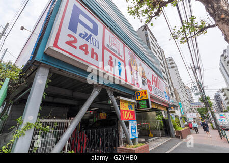 Shinagawa, Tokyo, Japan. 4th June,2016. Palm shopping street becomes car-free zone or pedestrian heaven as the Japanese call it. Palm shopping street is near from Musashikoyama station. It is 800m long and there are about 250 shops. Here is covered with ceiling. As arcade shopping street, here is the longest in Tokyo.  Because there is parking lot, visitors are easy to visit. That's why many people visit here.  Here becomes car-free zone from 7 am to 12 pm. World Discovery/Alamy Live News Stock Photo