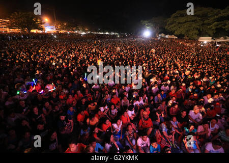 Davao Province, Philippines. 4th June, 2016. Filipinos gather to attend the victory party of Philippine President-elect Rodrigo Duterte in Davao, the Philippines, June 4, 2016. © Stringer/Xinhua/Alamy Live News Stock Photo