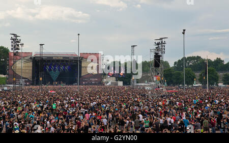 Nuremberg, Germany. 04th June, 2016. People watch a concert at the 'Rock im Park' (Rock in the Park) music festival in Nuremberg, Germany, 04 June 2016. More than 80 bands are set to perform at the festival until 05 June. Photo: DANIEL KARMANN/dpa/Alamy Live News Stock Photo