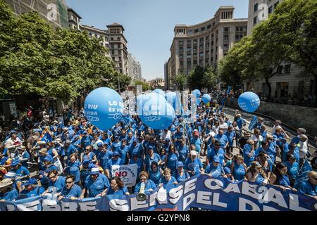 Barcelona, Catalonia, Spain. 5th June, 2016. Thousands march behind their banners through Barcelona to protest against the Spanish River Basin Management Plan for the Ebro and the consequences it may have for the Ebro Delta and the overall environment and for the Independence of Catalonia from Spain. Credit:  Matthias Oesterle/ZUMA Wire/Alamy Live News Stock Photo