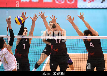 (L-R) Tyler Sanders, Graham Vigrass, Nicholas Hoag (CAN), JUNE 5, 2016 - Volleyball : Men's Volleyball World Final Qualification for the Rio de Janeiro Olympics 2016 match between Canada - China  at Tokyo Metropolitan Gymnasium, Tokyo, Japan. (Photo by AFLO SPORT) Stock Photo