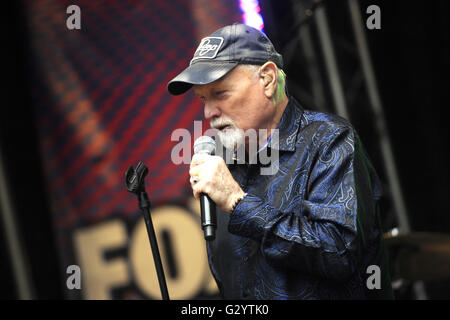 New York City. 3rd June, 2016. Musician and co-founder of The Beach Boys, Mike Love performs during 'FOX & Friends' All American Concert Series outside of FOX Studios on June 3, 2016 in New York City. | usage worldwide © dpa/Alamy Live News Stock Photo