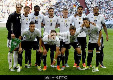 Gelsenkirchen, Germany. 04th June, 2016. The German team including (back L-R) goalkeeper Manuel Neuer, Benedikt Hoewedes, Antonio Ruediger, Jonas Hector, Toni Kroos, Sami Khedira, Jerome Boateng, (front L-R) Julian Draxler, Mario Goetze, Thomas Mueller, Mesut Oezil poses for a group picture prior to the international soccer friendly match between Germany and Hungary at the Veltins Arena in Gelsenkirchen, Germany, 04 June 2016. Photo: FEDERICO GAMBARINI/dpa/Alamy Live News Stock Photo