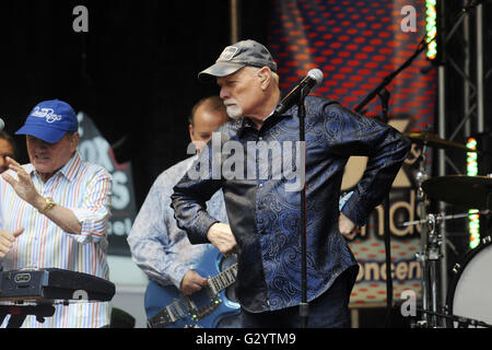 New York City. 3rd June, 2016. Musician and co-founder of The Beach Boys, Mike Love performs during 'FOX & Friends' All American Concert Series outside of FOX Studios on June 3, 2016 in New York City. | usage worldwide © dpa/Alamy Live News Stock Photo