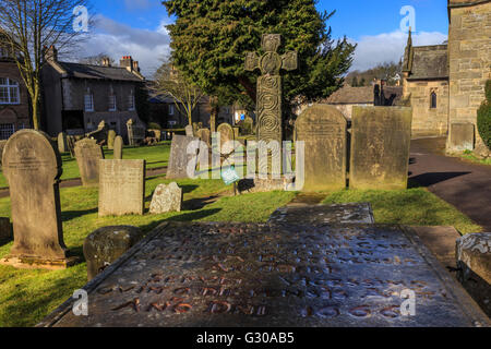 Saxon Cross and Plague victim's table tomb (Catherine Mompesson), Eyam Church, Plague Village, Eyam, Derbyshire, England, UK Stock Photo