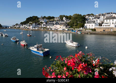 Fishing village beside Riviere de Morlaix, Le Dourduff en Mer, Finistere, Brittany, France, Europe Stock Photo