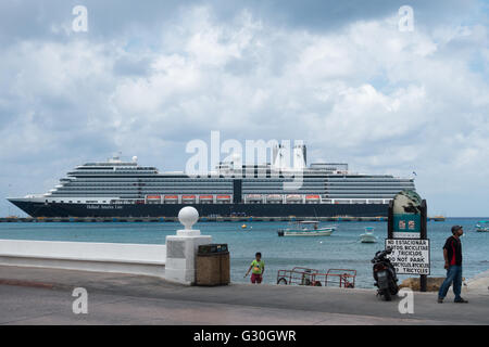 Cruise ship Nieuw Amsterdam docked at the pier at Cozumel.  Cozumel, Mexico Stock Photo