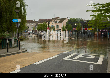 The Almont overflowed in downtown Melun Stock Photo