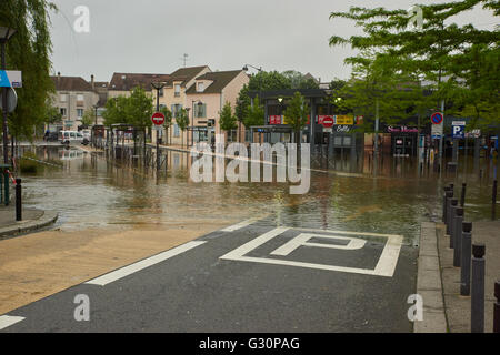 The Almont overflowed in downtown Melun Stock Photo