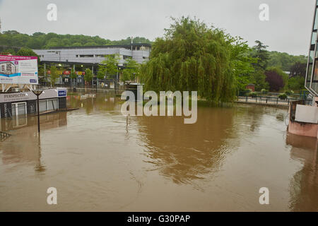 The Almont overflowed in downtown Melun Stock Photo